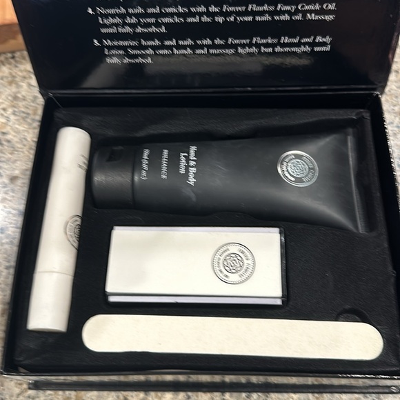 Forever Flawless Manicure Set - Picture 2 of 2